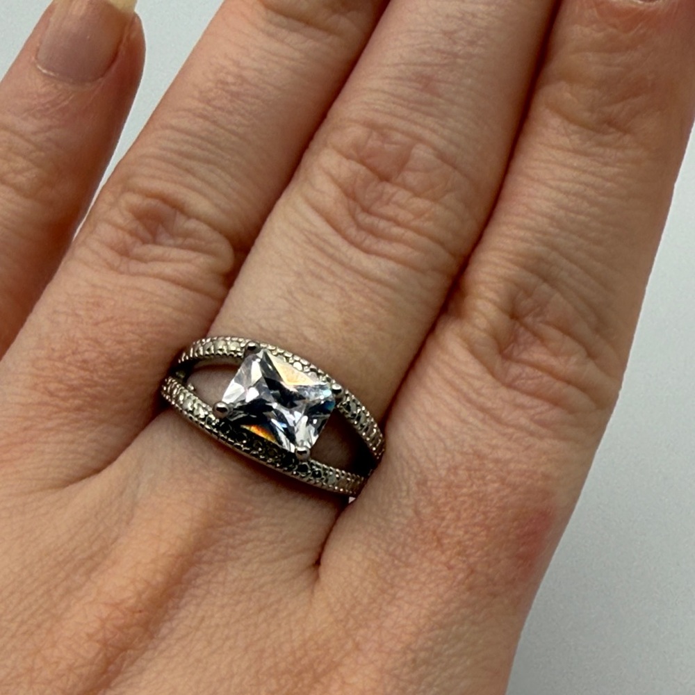Swarovski Crystsal Silver Women's Ring with Clear Stone - Picture 1 of 6